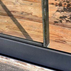 Glasschiebewand Bürstenprofil zwischen Glasscheiben bei unterer Fuehrungsschiene in anthrazit