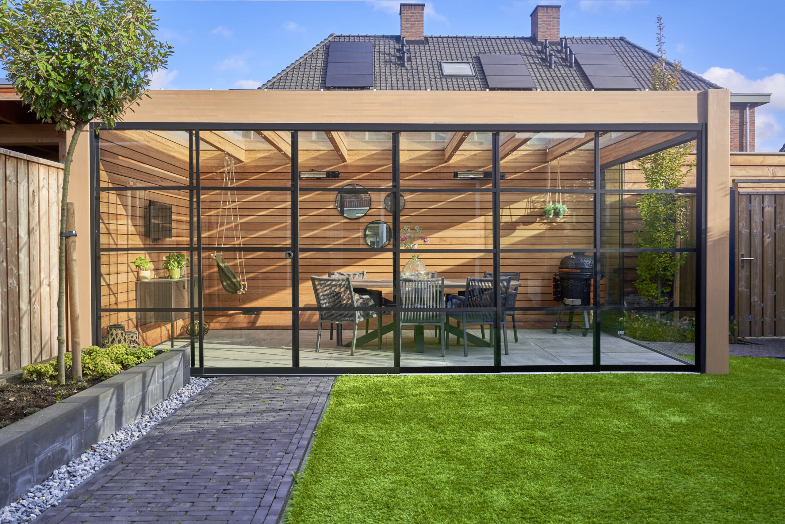 Glasschiebewand in Steel-Look-Optik, im Garten mit Blick auf die Terrasse