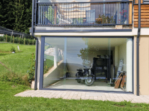 Glasschiebewand auf Balkon und für Terrasse in Garten