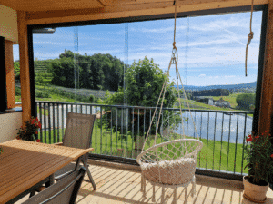 Balkon-Glasschiebewand Innenansicht nach außen mit Blick auf Deich