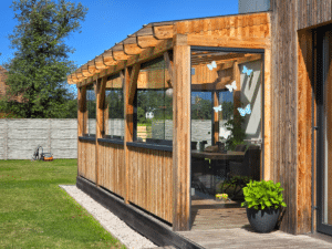 Glasschiebewand mit Glastür für Holz-Sommergarten