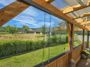 Glasschiebewand auf Brüstung Innenansicht hinaus in Garten und auf Obstwiese