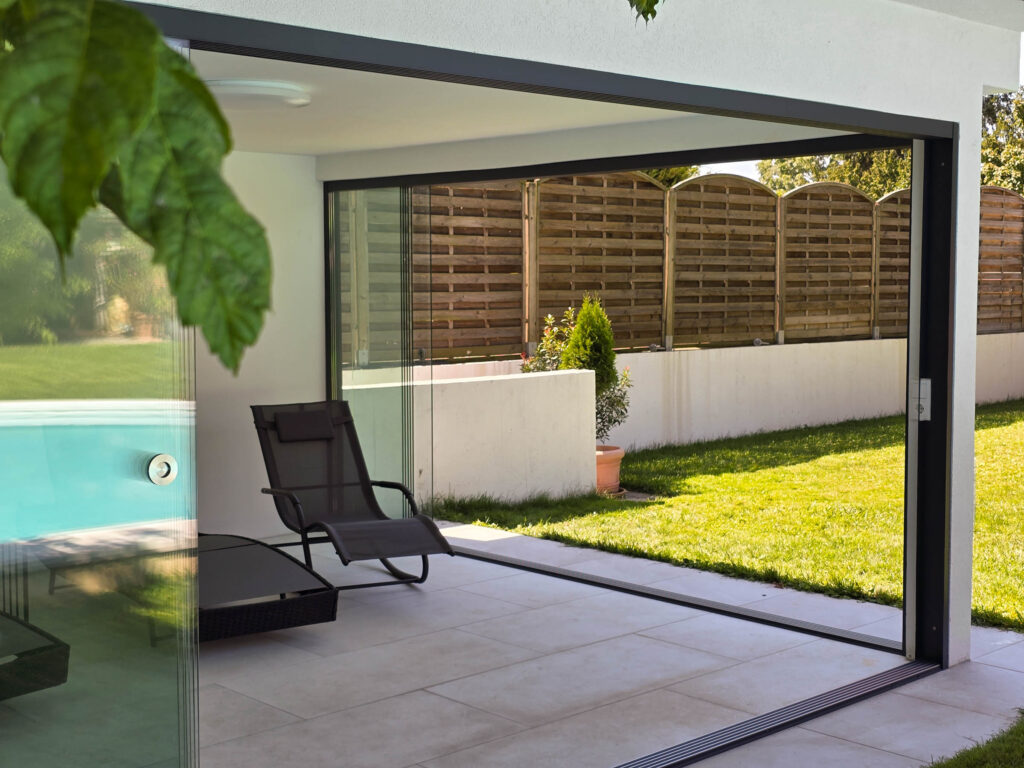 Deponti Fiano Glasschiebewand 6-spurig Anthrazit RAL 7024 am Poolhaus Deutsch Wagram geöffnet Außenansicht